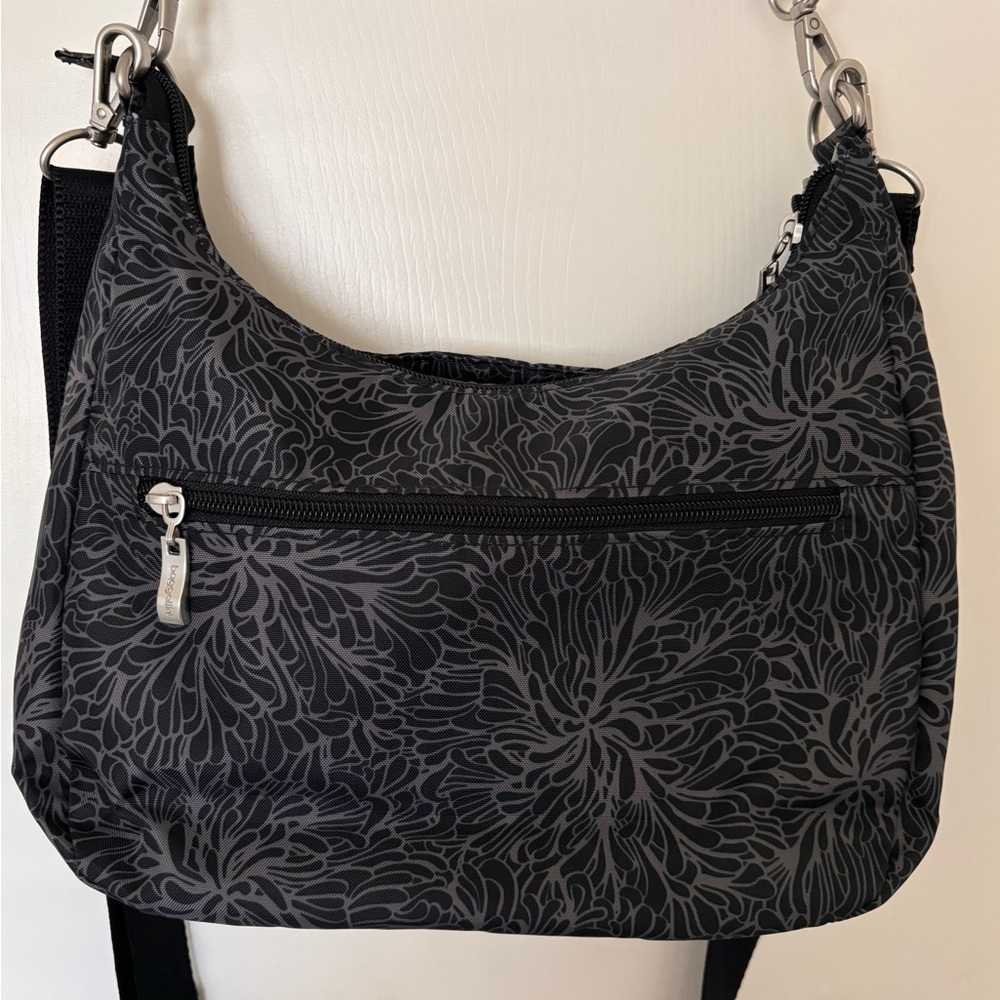 4 -piece set handbag, card wallet, wristlet and small clip on accessories pouch. - Picture 3 of 10